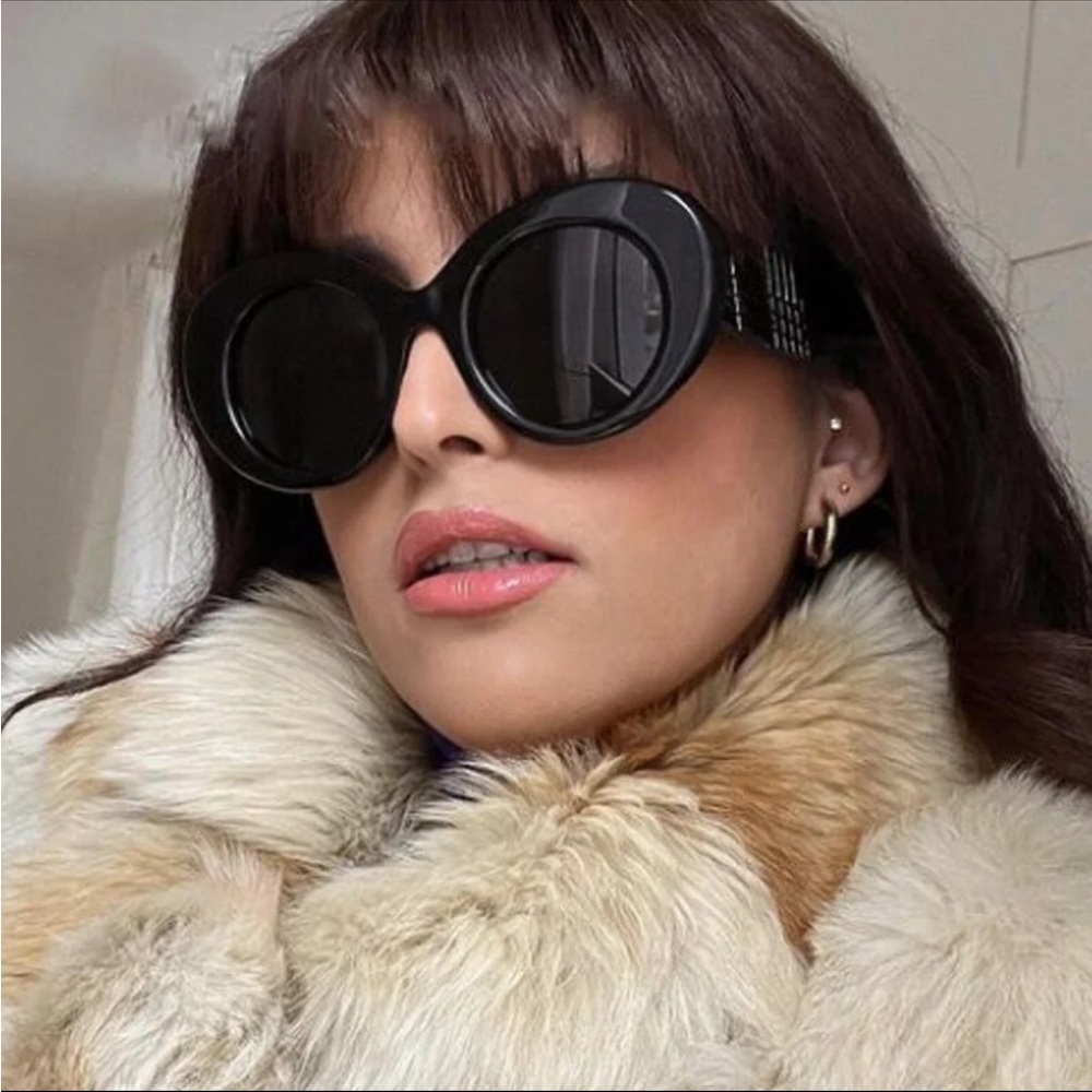 Gradient Round Black Sunglasses with gold arm detail